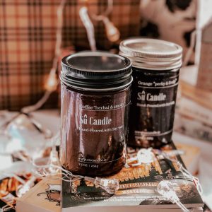 شمع شیشه قهوهای موجود در رایحه های: قهوه، لوندر، لیمو، وانیل، پرتقال،سیب شمع شیشه قهوه ای در جعبه با مهروموم قرارمیگیرد و برای هدیه گزینه بسیار مناسبی است. دربِ این شمعها رنگ طلایی است. فیتیلهء این شمعها، فیتیله معمولی است. قبل از هربار استفاده، فیتیله را با یک قیچی کوتاه کنید. این شیشه شیشه ای و گیاهی دارای ۲۵۰ گرما موم گیاهی سویا است که زمان سوخت بسیار بالایی دارد و آن را به یک شمع اقتصادی و باصرفه تبدیل کرده است. شمع شیشه قهوه ای