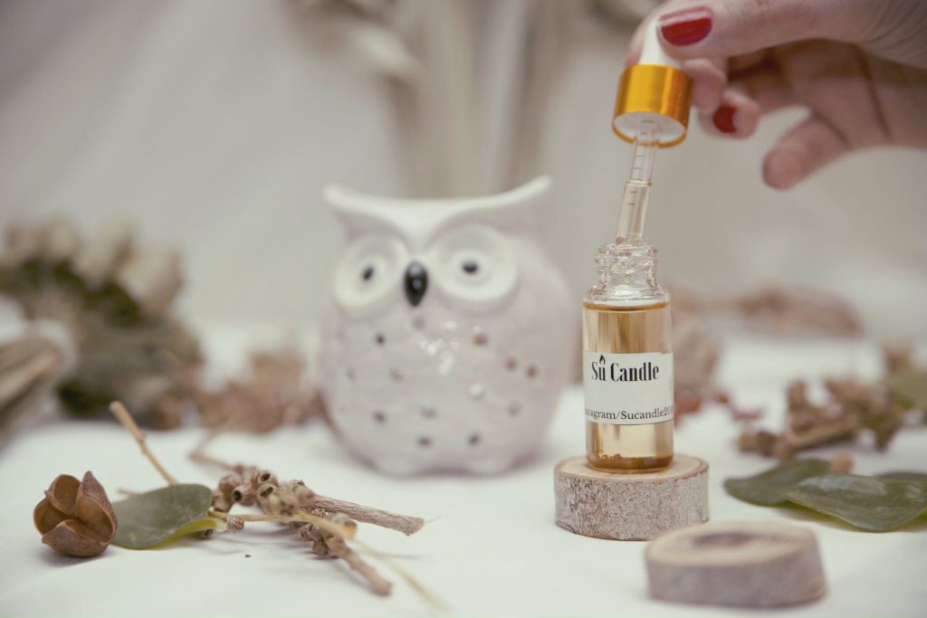 اسانسوز سرامیکی مدل جغد سایز متوسط مناسب برای اسانس مایع درصورت استفاده از اسانس جامد سو با این اسانسوز، تیاز است تکه های اسانس کوچیک شود. در دو رنگ: کرم و طوسی رنگ اینکار بصورت پتینه میباشد. اسانس سوز