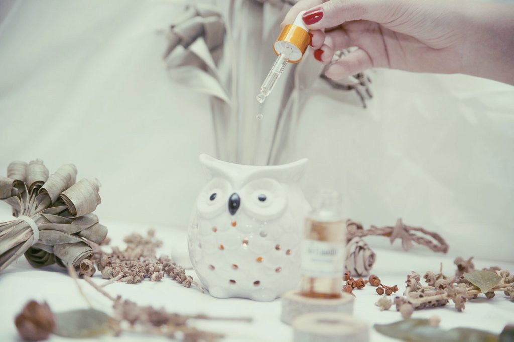 اسانسوز سرامیکی مدل جغد سایز متوسط مناسب برای اسانس مایع درصورت استفاده از اسانس جامد سو با این اسانسوز، تیاز است تکه های اسانس کوچیک شود. در دو رنگ: کرم و طوسی رنگ اینکار بصورت پتینه میباشد. اسانس سوز طرح جغد