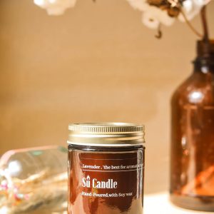 شمع شیشه قهوهای تک رایحه، موجود در رایحه های: قهوه، لوندر، لیمو، وانیل، پرتقال،سیب این مدل شمع در جعبه با مهروموم قرارمیگیرد و برای هدیه گزینه بسیار مناسبی است. دربِ این شمعها رنگ طلایی است. فیتیلهء این شمعها، چوبی است و سوختن آن با صدایی ملیح از سوختن چوب همراه است. قبل از هربار استفاده، فیتیله را با یک ناخنگیر کوتاه کنید. این شیشه دارای ۲۵۰ گرما موم گیاهی سویا است که زمان سوخت بسیار بالایی دارد و آن را به یک شمع اقتصادی و باصرفه تبدیل کرده است. شمع شیشه قهوه ای سوکندل