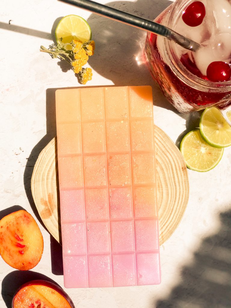 اسانس جامد خوشبوکننده خانه، نسل جدیدی از محصولات عطری طبیعی است که با ترکیب مومهای گیاهی، روغنهای معطر و اسانسهای خالص، فضایی دلنشین و آرامشبخش ایجاد میکند. این محصولات بدون نیاز به اسپری یا برق، رایحه را بهصورت تدریجی و ماندگار در محیط پخش میکنند و گزینهای عالی برای جایگزینی با خوشبوکنندههای شیمیایی هستند. اسانسهای جامد با طراحی زیبا و ترکیباتی چون اسطوخودوس، وانیل، چوب صندل یا مرکبات، علاوه بر ایجاد حس تازگی، جنبهای دکوری و هنری نیز به خانه میبخشند. استفاده آسان، ماندگاری بالا، ایمنی، و سازگاری با محیط زیست از مهمترین مزایای آنهاست. اسانس جامد