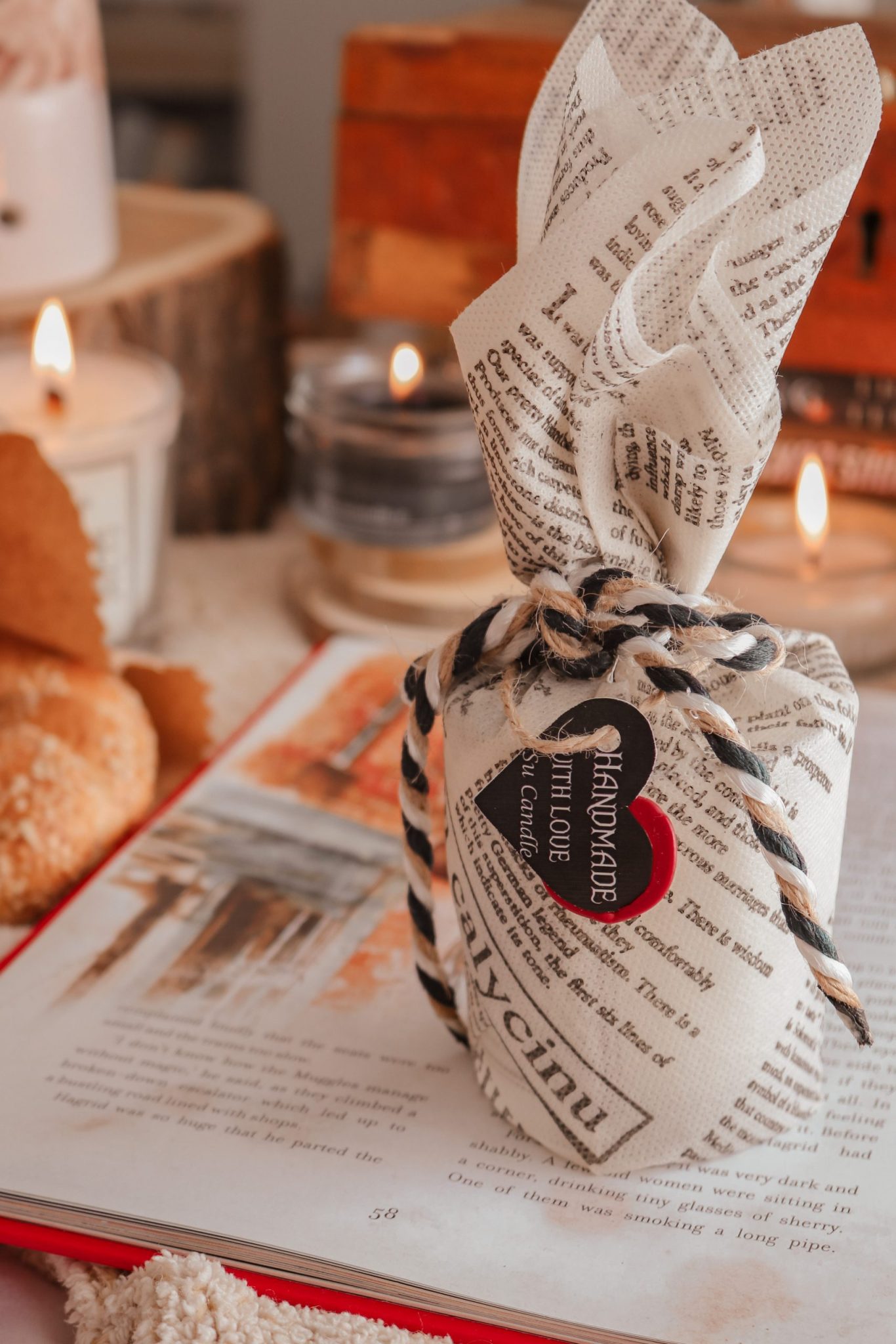 شمعهای شاتی سو با فیتیله چوبی و ۱۴۷ گرم مو سویا و رایحه های خوش قهوه،وانیل،لوندر،اکالیپتوس و نرگس ارائه شده، کل کار وزنی حدود ۲۸۵ گرم دارد. فیتیله های چوبی با سوختن، صدایی شبیه به سوختن چوب ایجاد میکنند که حس و حال خوبی را القا کرده، و همچنین زمان سوخت و عمر بیشتری نسبت به فیتیله های سلولزی و معمولی دارند. شات سفید با فیتیله چوبی