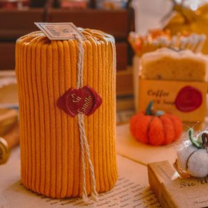 شمع شیشه قهوهای با بسته بندی پاییز۱۴۰۰