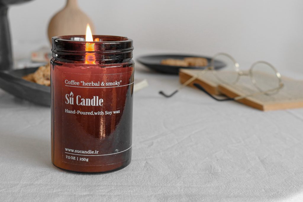 شمع لوکس طبیعی نه تنها زیبایی و روشنایی به فضا میبخشند، بلکه با انتخاب درست رایحهها و فتیلهها میتوانند تجربهای آرامشبخش و دلنشین برای ذهن و روح ایجاد کنند. رایحههایی مثل اسطوخودوس، وانیل، چوب صندل، رز و مرکبات پرطرفدار هستند و هر کدام فضایی خاص از آرامش، انرژی یا صمیمیت را منتقل میکنند. همچنین، انتخاب فتیله مناسب و طراحی بستهبندی لوکس باعث افزایش ارزش محصول و تجربه خرید شیک و منحصر به فرد برای مشتری میشود. استفاده از مواد طبیعی و دوستدار محیط زیست، شمع شما را به گزینهای سالم، جذاب و لوکس تبدیل میکند. شمع لوکس طبیعی