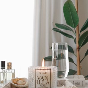شمع کریستالی VIP شمع لوکس و خاص ، بدنه و درب ظرف تمام کریستال ساخته از ۱۴۴ گرم موم گیاهی سویا و اسانسهای طبیعی در رایحههای: وانیل، قهوه،اکالیپتوس، لوندر، نرگس دارای جعبه شمع کریستالی VIP