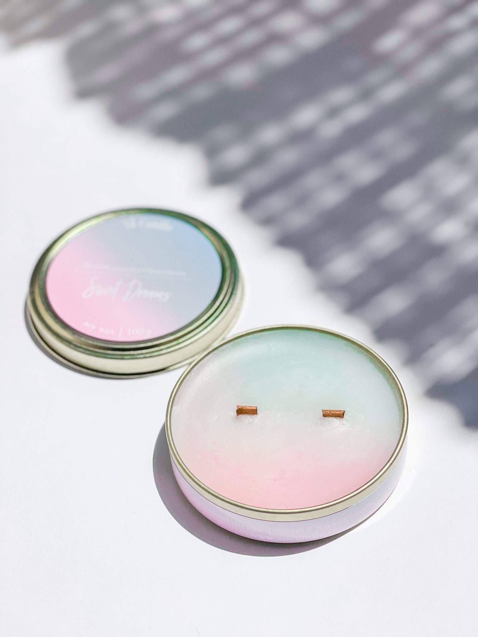 رایحه این محصول بطور اختصاصی در کارگاه سوکندل با اسانسهای طبیعی فرموله و ساخته شده اند: – No.08: رایحه ” رویاهای شیرین ” Sweet Dreams : خط بویی از {توت فرنگی، نعنا، لوندر} _ شمع رنگی ترکیب صورتی و سبز بنتون رایحه ای خنک و شیرین ، برای شب و روزهای گرم تابستانی:قبل از خواب شمعت رو روشن کن و وقتی میخوابی رویای شیرین و قشنگ ببین ویژگی محصول: – ساخته شده از ۱۰۰ گرم موم گیاهی سویا ساخته شده از اسانس های طبیعی دارای دو فیتیله چوبی قوطی فلزی رنگ طلایی با قطر ۹ سانتیمتر رایحه رویاهای شیرین Sweet Dreams