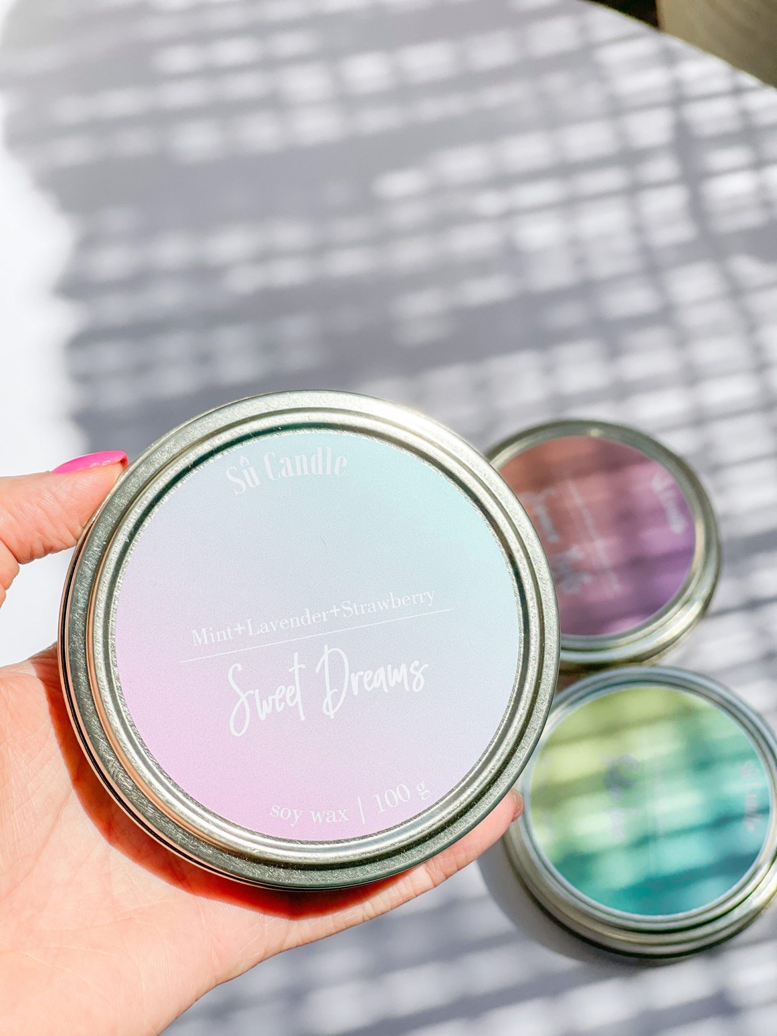 رایحه این محصول بطور اختصاصی در کارگاه سوکندل با اسانسهای طبیعی فرموله و ساخته شده اند: – No.08: رایحه ” رویاهای شیرین ” Sweet Dreams : خط بویی از {توت فرنگی، نعنا، لوندر} _ شمع رنگی ترکیب صورتی و سبز بنتون رایحه ای خنک و شیرین ، برای شب و روزهای گرم تابستانی:قبل از خواب شمعت رو روشن کن و وقتی میخوابی رویای شیرین و قشنگ ببین ویژگی محصول: – ساخته شده از ۱۰۰ گرم موم گیاهی سویا ساخته شده از اسانس های طبیعی دارای دو فیتیله چوبی قوطی فلزی رنگ طلایی با قطر ۹ سانتیمتر رایحه رویاهای شیرین Sweet Dreams