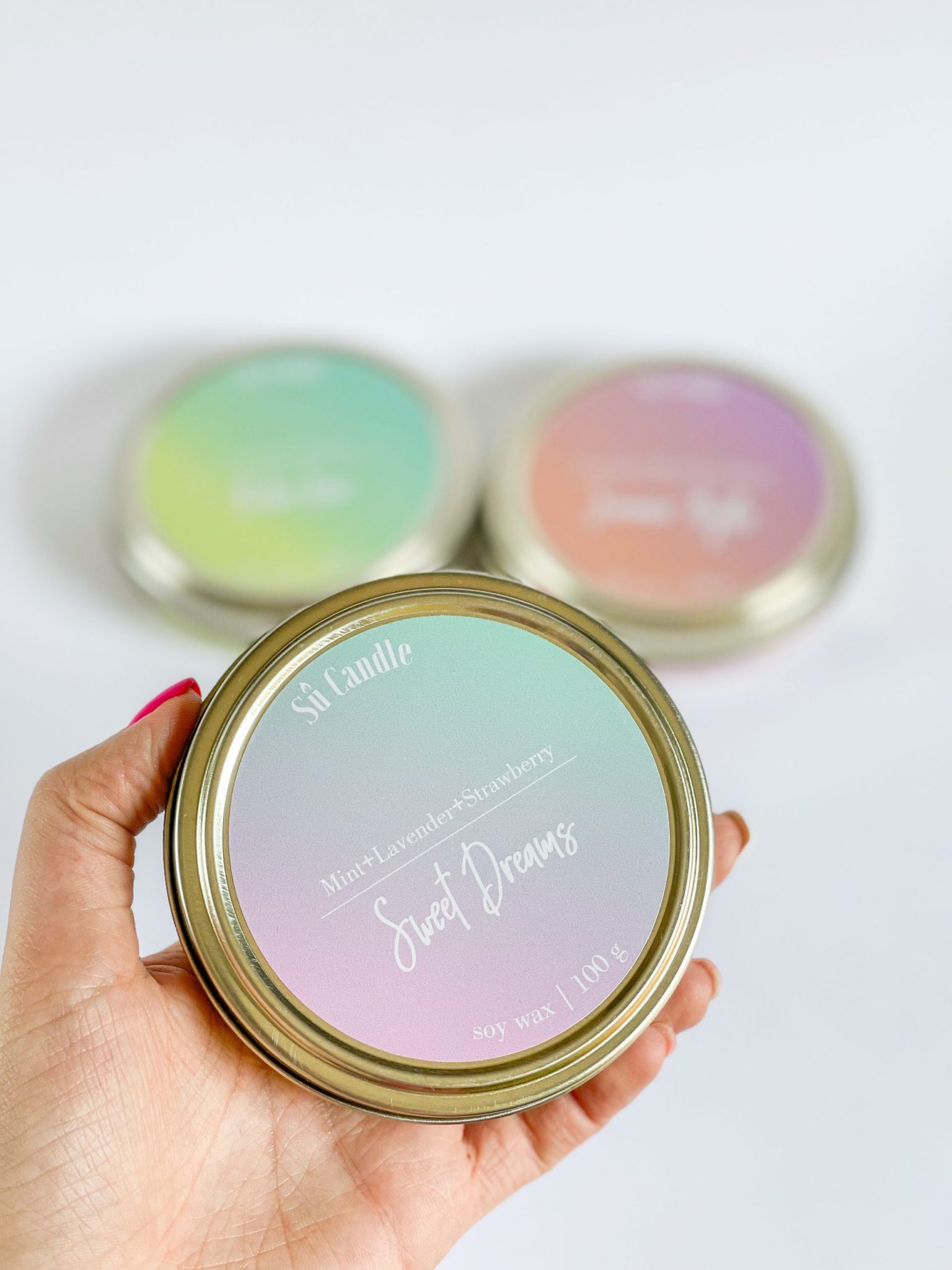 رایحه این محصول بطور اختصاصی در کارگاه سوکندل با اسانسهای طبیعی فرموله و ساخته شده اند: – No.08: رایحه ” رویاهای شیرین ” Sweet Dreams : خط بویی از {توت فرنگی، نعنا، لوندر} _ شمع رنگی ترکیب صورتی و سبز بنتون رایحه ای خنک و شیرین ، برای شب و روزهای گرم تابستانی:قبل از خواب شمعت رو روشن کن و وقتی میخوابی رویای شیرین و قشنگ ببین ویژگی محصول: – ساخته شده از ۱۰۰ گرم موم گیاهی سویا ساخته شده از اسانس های طبیعی دارای دو فیتیله چوبی قوطی فلزی رنگ طلایی با قطر ۹ سانتیمتر رایحه رویاهای شیرین Sweet Dreams