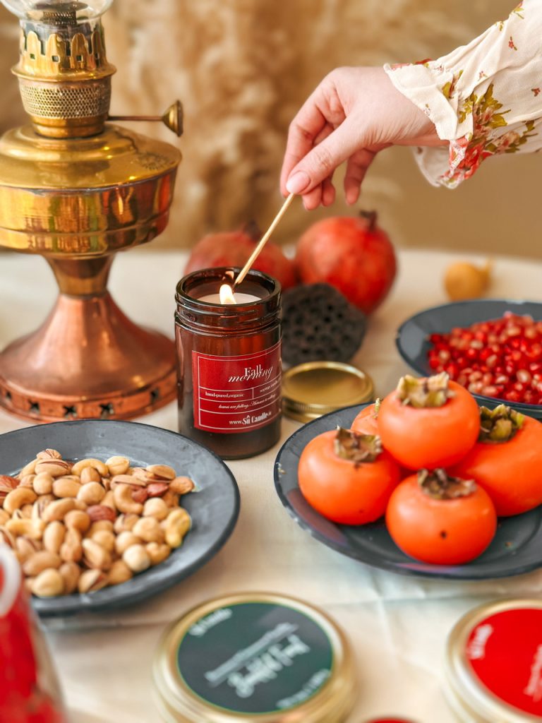 گیفت شمع به عنوان یکی از خاصترین و احساسیترین گزینهها برای هدیه دادن شناخته میشود. شمع نهتنها زیباست، بلکه در خود مفهومی عمیق از نور، عشق، آرامش و شروعی تازه دارد. به همین دلیل است که شمعهای دستساز و معطر به یکی از محبوبترین گیفتهای مراسمی تبدیل شدهاند؛ از تولد گرفته تا عروسی، سالگرد، جشن فارغالتحصیلی و حتی مراسم رسمی کاری. گیفت شمع یلدا