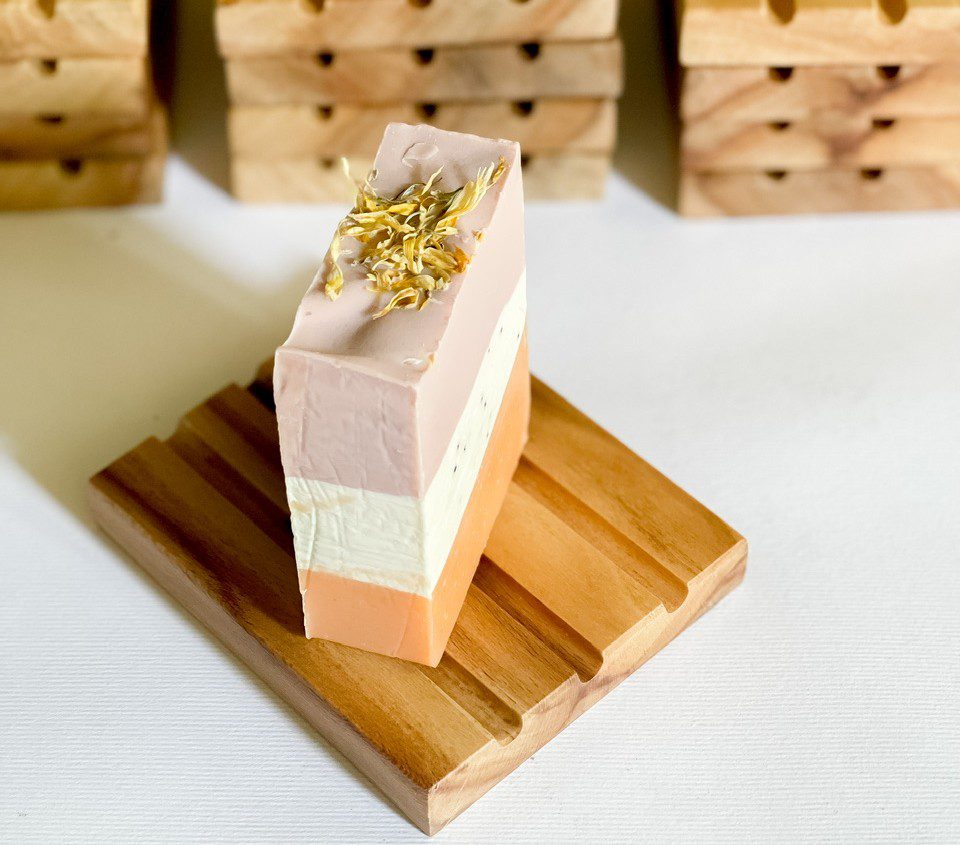 بهتربن گزینه برای صابونهای گیاهی و دست ساز ، استفاده از زیرصابونی های چوبی است، که باعث حفظ کیفیت و ماندگاری بیشتر صابونها میشود. این زیر صابونی، از چوب طبیعی “چنار” درست شده است و رنگ ” عسلی” دارد. این مدل، دارای بافت و خطوط طبیعی چوب است. این زیرصابونی ضد آب بوده و برای استفاده در سرویس های بهداشتی و حمام نیز مناسب است. زیر صابونی چوبی چنار