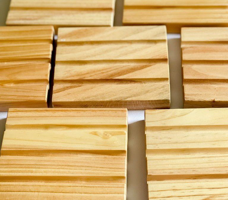 بهتربن گزینه برای صابونهای گیاهی و دست ساز ، استفاده از زیرصابونی های چوبی است، که باعث حفظ کیفیت و ماندگاری بیشتر صابونها میشود. این زیر صابونی، از چوب طبیعی “چنار” درست شده است و رنگ ” عسلی” دارد. این مدل، دارای بافت و خطوط طبیعی چوب است. این زیرصابونی ضد آب بوده و برای استفاده در سرویس های بهداشتی و حمام نیز مناسب است. زیر صابونی چوبی چنار