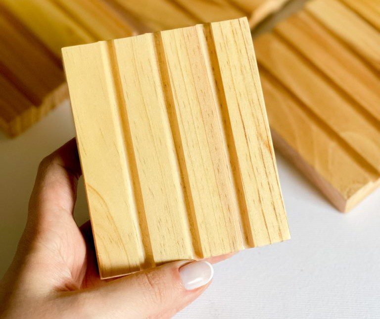 بهتربن گزینه برای صابونهای گیاهی و دست ساز ، استفاده از زیرصابونی های چوبی است، که باعث حفظ کیفیت و ماندگاری بیشتر صابونها میشود. این زیر صابونی، از چوب طبیعی “چنار” درست شده است و رنگ ” عسلی” دارد. این مدل، دارای بافت و خطوط طبیعی چوب است. این زیرصابونی ضد آب بوده و برای استفاده در سرویس های بهداشتی و حمام نیز مناسب است. زیر صابونی چوبی چنار