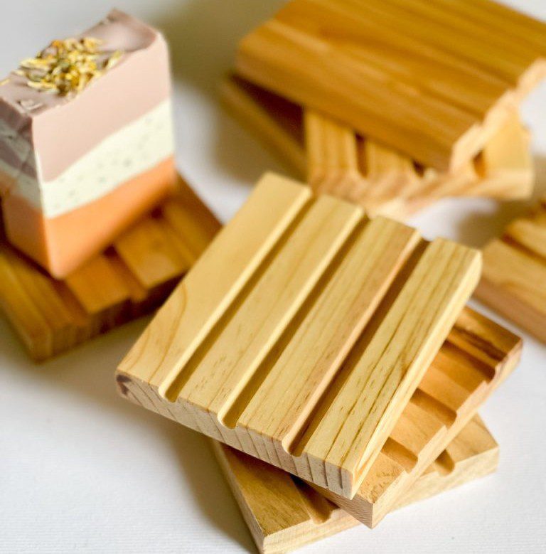 بهتربن گزینه برای صابونهای گیاهی و دست ساز ، استفاده از زیرصابونی های چوبی است، که باعث حفظ کیفیت و ماندگاری بیشتر صابونها میشود. این زیر صابونی، از چوب طبیعی “چنار” درست شده است و رنگ ” عسلی” دارد. این مدل، دارای بافت و خطوط طبیعی چوب است. این زیرصابونی ضد آب بوده و برای استفاده در سرویس های بهداشتی و حمام نیز مناسب است. زیر صابونی چوبی چنار