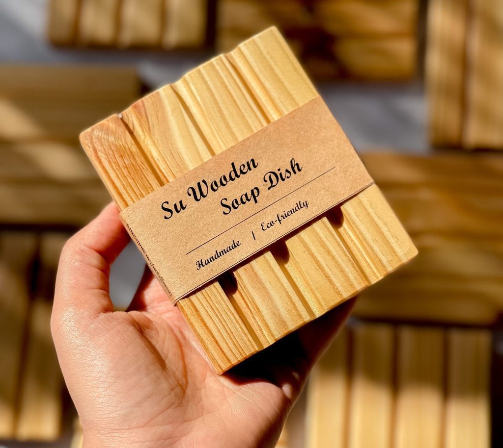 بهتربن گزینه برای صابونهای گیاهی و دست ساز ، استفاده از زیرصابونی های چوبی است، که باعث حفظ کیفیت و ماندگاری بیشتر صابونها میشود. این زیر صابونی، از چوب طبیعی “چنار” درست شده است و رنگ ” عسلی” دارد. این مدل، دارای بافت و خطوط طبیعی چوب است. این زیرصابونی ضد آب بوده و برای استفاده در سرویس های بهداشتی و حمام نیز مناسب است. زیر صابونی چوبی چنار