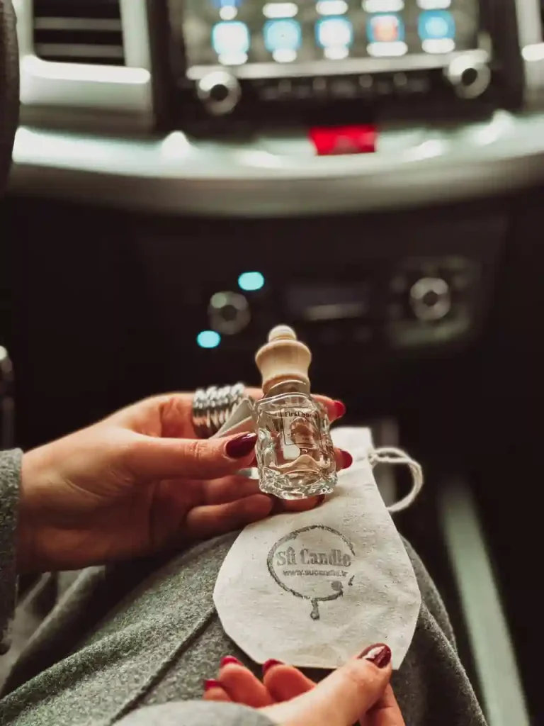 خوشبوکننده خودرو معطر و مطبوع بودن فضایی که تایم زیادی را در آن میگذرانیم، میتواند حس و حال خوبی را ایجاد کند و به سرنشینان خودرو و راننده انرژی بخشد.خرید خوشبو کننده خودرو قطعا یک راه سریع برای ایجاد بوی مطبوع در ماشین است. عوامل مختلفی مانند آلوده بودن روکش صندلی، سیگار کشیدن در خودرو یا مواد غذایی که برای مدت طولانی در خودرو باقی مانده اند، می توانند باعث ایجاد بوی نامطبوع و ماندگاری در کابین خودرو شوند، در این مقاله، به معرفی این محصول و ۲ دلیل برای خرید خوشبوکننده خودرو خواهیم پرداخت: قیمت بوگیر ماشین