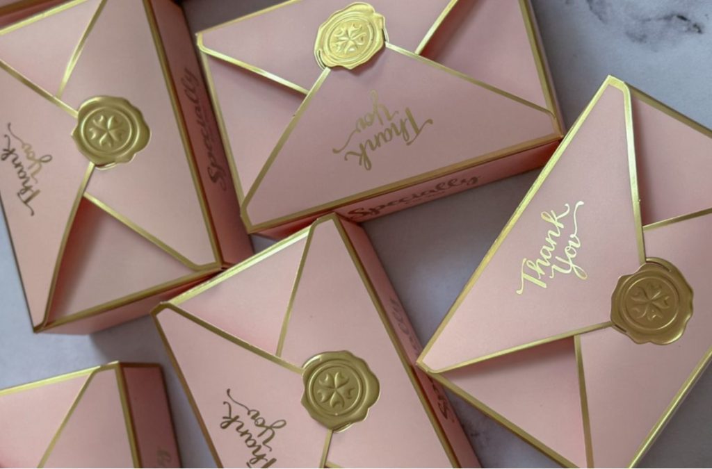 جعبه ۶ عددی وارمر شفاف تشتک ای وارمر شفاف و شیشه ای است ساخته شده از موم گیاهی سویا دارای جعبهء زیبا مناسب هدیه زمان سوخت ۷-۶ ساعت (این وارمرهای شفاف بزرگتر از وارمرهای معمولی هستند.) این بسته هم بدون رایجه و هم معطر میتوانید سفارش دهید. شمع وارمر گیاهی