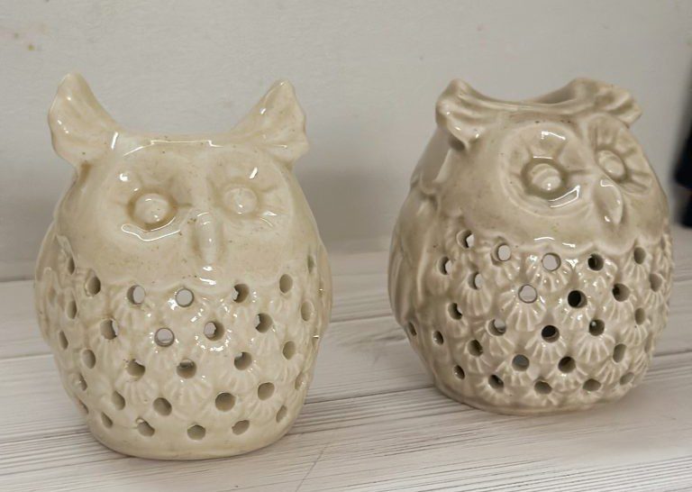 اسانسوز سرامیکی مدل جغد سایز متوسط مناسب برای اسانس مایع درصورت استفاده از اسانس جامد سو با این اسانسوز، تیاز است تکه های اسانس کوچیک شود. در دو رنگ: کرم و طوسی رنگ اینکار بصورت پتینه میباشد. اسانس سوز طرح جغد