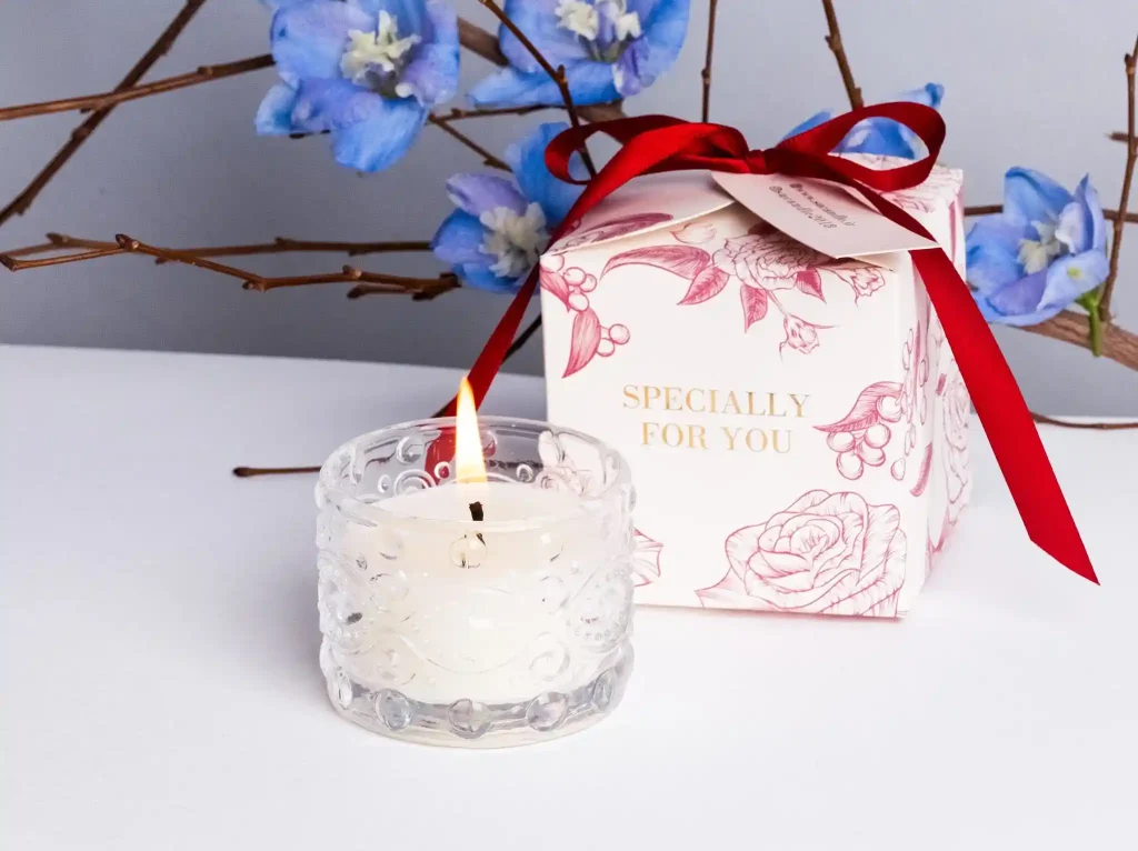 شمع ولنتاین نه تنها یک هدیه زیبا و رمانتیک است، بلکه نمادی از عشق پایدار، گرما و احساسات عمیق به معشوق محسوب میشود. این شمعها با رایحههای متنوع و طراحیهای ویژه، فضایی عاشقانه و آرامشبخش ایجاد میکنند و هر لحظه روشن شدنشان یادآور تعهد، محبت و خاطرات شیرین بین دو نفر است. استفاده از شمع معطر و گیاهی، ترکیبی از زیبایی، سلامت و معنویت را به هدیه اضافه میکند و تجربهای فراموشنشدنی برای روز ولنتاین رقم میزند. شمع ولنتاین