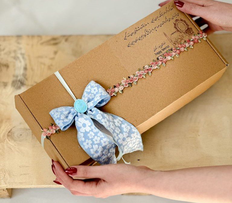 پک بهاره ۱۴۰۴ این پک شامل: شمع " سال نو مبارک " مدل تنگ ماهی ساخته شده از موم گیاهی سویا و رایحه " گلها " خوشبوکننده خانگی با رایحه فوق العادهء " فصل جدید " جا کلیدی طرح رنگین کمان تقویم ۱۴۰۴ با پایه چوبی تمام این آیتمها، داخل جعبه قرار میگیرد و با همین بسته بندی به دست شما خواهد رسید. متن روی جعبه: دعای تحویل سال پارسی این پک برای عیدی به همکاران، کارمندان و عزیزانتون بسیار مناسبه. امسال، متفاوت عیدی بدید. پک بهاره ۱۴۰۴