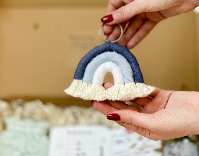 پک بهاره ۱۴۰۴ این پک شامل: شمع " سال نو مبارک " مدل تنگ ماهی ساخته شده از موم گیاهی سویا و رایحه " گلها " خوشبوکننده خانگی با رایحه فوق العادهء " فصل جدید " جا کلیدی طرح رنگین کمان تقویم ۱۴۰۴ با پایه چوبی تمام این آیتمها، داخل جعبه قرار میگیرد و با همین بسته بندی به دست شما خواهد رسید. متن روی جعبه: دعای تحویل سال پارسی این پک برای عیدی به همکاران، کارمندان و عزیزانتون بسیار مناسبه. امسال، متفاوت عیدی بدید. پک بهاره ۱۴۰۴