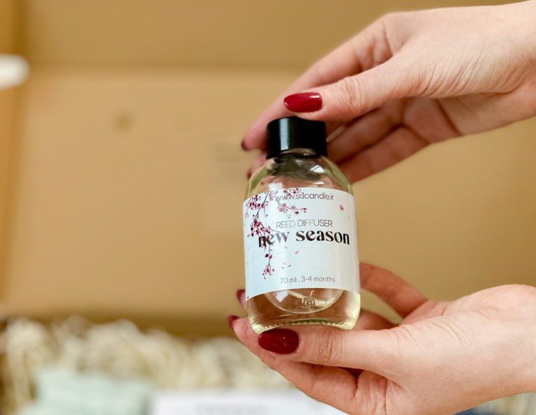 پک بهاره ۱۴۰۴ این پک شامل: شمع " سال نو مبارک " مدل تنگ ماهی ساخته شده از موم گیاهی سویا و رایحه " گلها " خوشبوکننده خانگی با رایحه فوق العادهء " فصل جدید " جا کلیدی طرح رنگین کمان تقویم ۱۴۰۴ با پایه چوبی تمام این آیتمها، داخل جعبه قرار میگیرد و با همین بسته بندی به دست شما خواهد رسید. متن روی جعبه: دعای تحویل سال پارسی این پک برای عیدی به همکاران، کارمندان و عزیزانتون بسیار مناسبه. امسال، متفاوت عیدی بدید. پک بهاره ۱۴۰۴