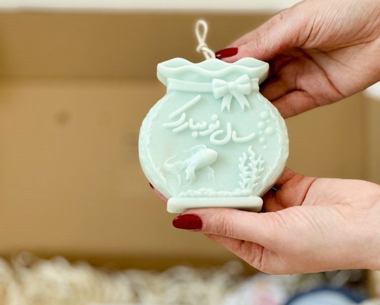 پک بهاره ۱۴۰۴ این پک شامل: شمع " سال نو مبارک " مدل تنگ ماهی ساخته شده از موم گیاهی سویا و رایحه " گلها " خوشبوکننده خانگی با رایحه فوق العادهء " فصل جدید " جا کلیدی طرح رنگین کمان تقویم ۱۴۰۴ با پایه چوبی تمام این آیتمها، داخل جعبه قرار میگیرد و با همین بسته بندی به دست شما خواهد رسید. متن روی جعبه: دعای تحویل سال پارسی این پک برای عیدی به همکاران، کارمندان و عزیزانتون بسیار مناسبه. امسال، متفاوت عیدی بدید. پک بهاره ۱۴۰۴