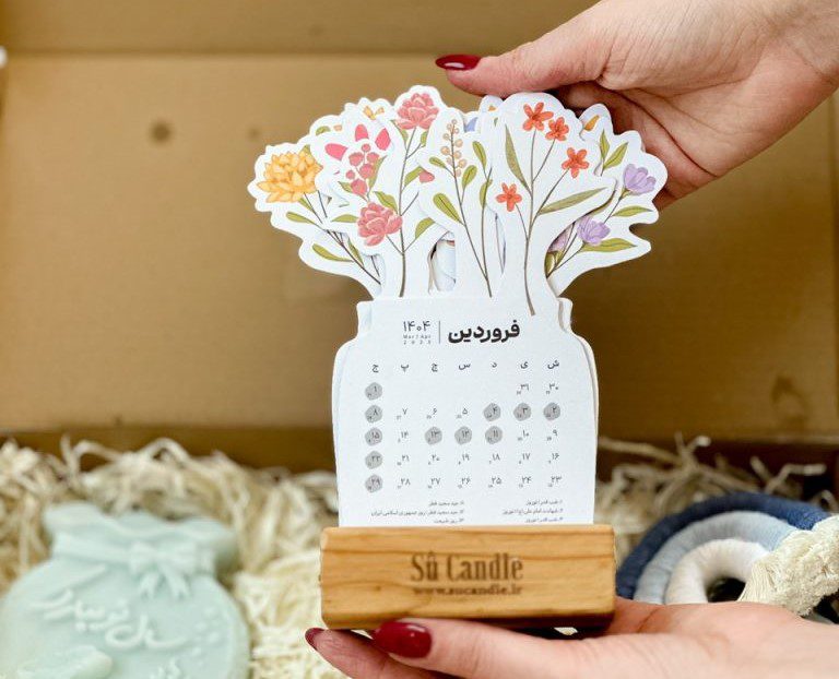 پک بهاره ۱۴۰۴ این پک شامل: شمع " سال نو مبارک " مدل تنگ ماهی ساخته شده از موم گیاهی سویا و رایحه " گلها " خوشبوکننده خانگی با رایحه فوق العادهء " فصل جدید " جا کلیدی طرح رنگین کمان تقویم ۱۴۰۴ با پایه چوبی تمام این آیتمها، داخل جعبه قرار میگیرد و با همین بسته بندی به دست شما خواهد رسید. متن روی جعبه: دعای تحویل سال پارسی این پک برای عیدی به همکاران، کارمندان و عزیزانتون بسیار مناسبه. امسال، متفاوت عیدی بدید. پک بهاره ۱۴۰۴