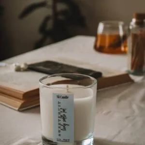 شمع لوکس ، شمع شاتی ساخته شده از ۲۰۰ گرم موم گیاهی سویا در چهار رایحهء فوقالعادهء: لوندر/ وانیل / میوههای شیرین / گلهای خوشبو بستهبندی زیبا مناسب جهت هدیه دادن فیتیله نخی شیشهء این شمع بسیار زیبا ، بدونِ نقص، بسیار باکیفیت و وارداتی میباشد. ابعاد شیشه: ارتفاع ۱۰/ قطر ۸ سانت شمع لوکس مدل شاتی