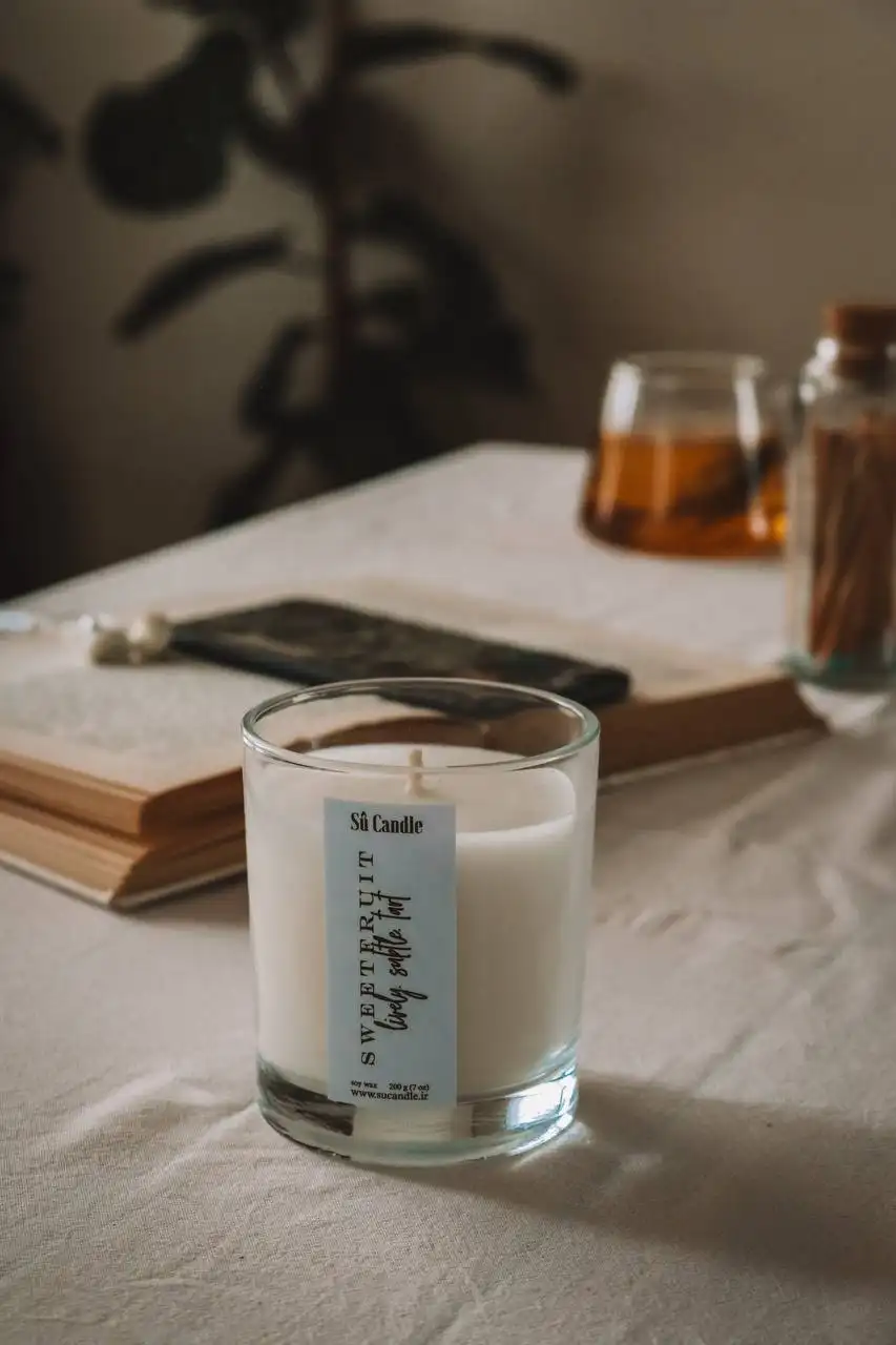 شمع لوکس ، شمع شاتی ساخته شده از ۲۰۰ گرم موم گیاهی سویا در چهار رایحهء فوقالعادهء: لوندر/ وانیل / میوههای شیرین / گلهای خوشبو بستهبندی زیبا مناسب جهت هدیه دادن فیتیله نخی شیشهء این شمع بسیار زیبا ، بدونِ نقص، بسیار باکیفیت و وارداتی میباشد. ابعاد شیشه: ارتفاع ۱۰/ قطر ۸ سانت شمع لوکس مدل شاتی