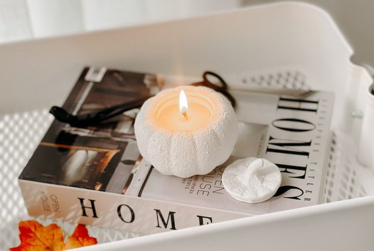 شمع «شات کدو» از مجموعهی پاییزی سو کندل، ساخته شده از موم گیاهی سویا و معطر شده با اسانسهای طبیعی با رایحه ویژه " صبح پاییزی" ترکیبی از رایحه های: نارنگی، وانیل و لوندر طراحی ساده و تکسچر سفید آن، حس گرما، آرامش و لوکس را به فضا میبخشد. شعلهای نرم، رایحهای دلنشین، و بستهبندی زیبا برای هدیهای ماندگار. شمع معطر سویا مدل شات کدو