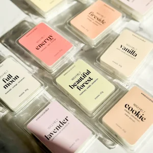 اسانسهای جامد،محصولی برای معطر کزدن فضای خانه،محیط کار و مناسب برای آروماتراپی(رایحه درمانی) ساخته شده از ۶۰ گرم موم گیاهی سویا معطر شده تویسط اسانسهای طبیعی سو کافیه که یه قطعه از این اسانسهای جامد را روی کاسه یک اسانسوز قرار داده و شمع وارمر روشن کنید داخل اسانسور بگدارید تا با گرما و شعله وارمر،کم کم اسانس جامد آب شود و ترکیبات معطر آن پخش شود. ۶ تکه(قابل استفاده بیش از ۶ بار ، هرتکهء آن بزرگ است و مدت زمان زیادی پخش رایحه دارد.) دارای ۱۰ رایحه: برای دیدن اطلاعات و عکس هر رایحه، روی نام رایحه بزنید: اسانس جامد Wax Melts