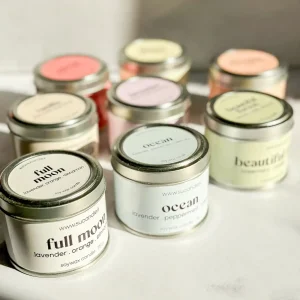 شمع معطر و گیاهی ، شمع قوطی فلزی استیل ساخته شده از ۱۱۵ گرم موم گیاهی سویا معطر شده توسط اسانسهای طبیعی موجود در ۱۰ رایحه - رایحه این شمع ها بصورت اختصاصی در کارگاه سوکندل ساخته میشوند . -رنگ موم همه این شمعها سفید است و فقط لیبل آنها رنگی است. شمع قوطی فلزی استیل