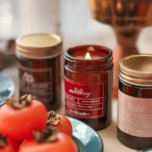 شـمع شیشه قهوه ای با چهار رایحه ترکــیبـی : Fall Morning : لیبل رنگ قرمز زرشکی صبحِ پائیزی خط بویی از { نارگیل،وانیل،لوندر} fire Side: لیبل رنگ قهوه ای خط بویی از {شکلات ، دارچین ، پرتقال} french toast :لیبل رنگ کرم فرنچ تُست خط بویی از { وانیل ، پرتقال، دارچین} baby Powder: لیبل رنگ سفید ، رایحهای بسیار نزدیک به پودرِ بچهء - با فیتیله چوبی و فیتیله معمولی - بسته بندی بسیار زیبا مناسب هدیه شمع معطر