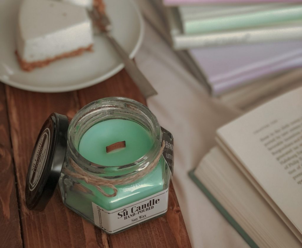 شمع و اسانس رایحه دارچین