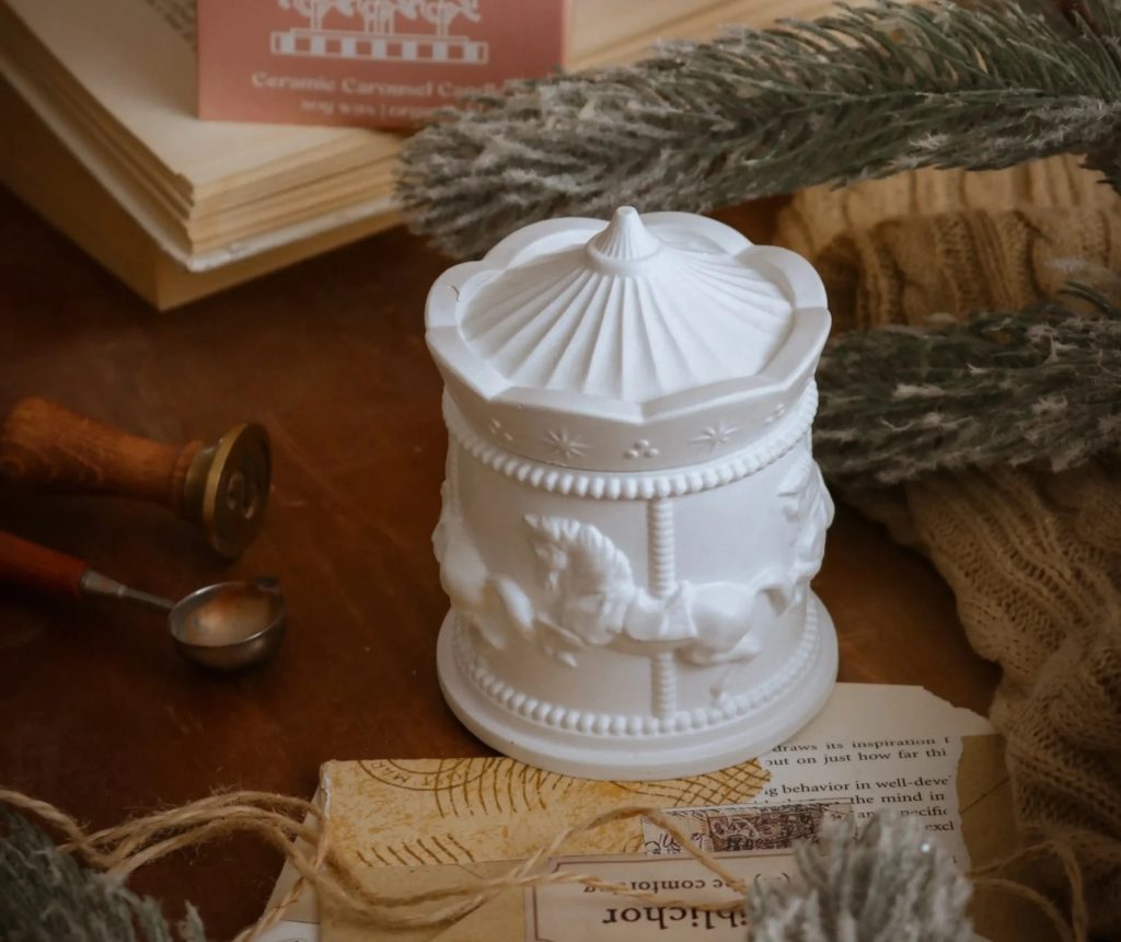 🕯 شمع سرامیکی کاروسل | ترکیب هنر، نوستالژی و رایحهای زمستونی شمع سرامیکی کاروسل ساخته شده از موم ۱۰۰٪ گیاهی سویا معطر با رایحه زمستونی Fresh & Spicy ساخته شده با اسانسهای طبیعی: یاس، وانیل و لوندر. در سه رنگ خاص : سفید یکدست، سفید/صورتی و سفید/طلایی با بستهبندی جعبهای مناسب هدیه. انتخابی لوکس برای شبهای زمستونی و هدیههای کریسمسی اندازه: قُطر ۹، ارتفاع ۱۲ سانت شمع سرامیکی کاروسل