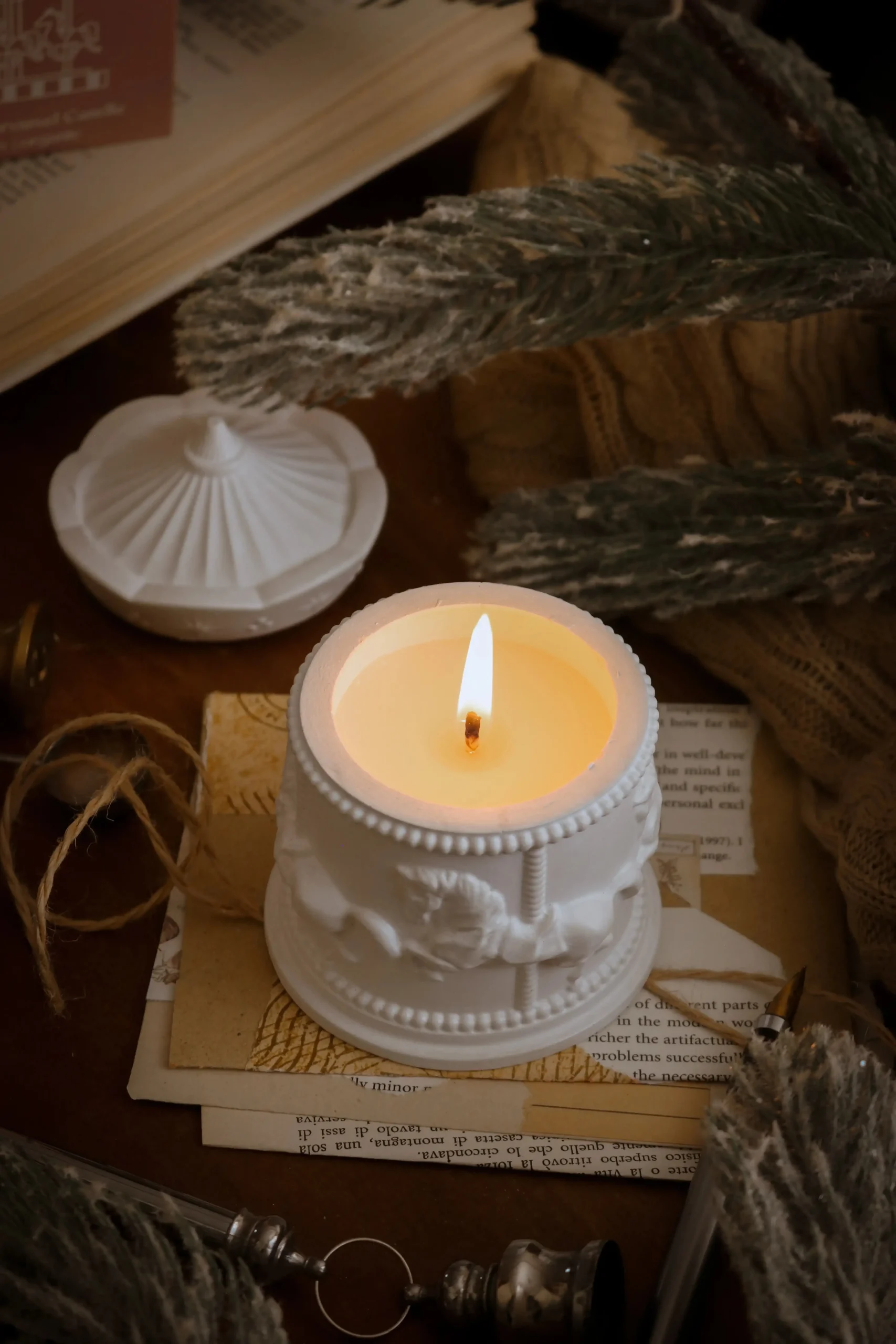 🕯 شمع سرامیکی کاروسل | ترکیب هنر، نوستالژی و رایحهای زمستونی شمع سرامیکی کاروسل ساخته شده از موم ۱۰۰٪ گیاهی سویا معطر با رایحه زمستونی Fresh & Spicy ساخته شده با اسانسهای طبیعی: یاس، وانیل و لوندر. در سه رنگ خاص : سفید یکدست، سفید/صورتی و سفید/طلایی با بستهبندی جعبهای مناسب هدیه. انتخابی لوکس برای شبهای زمستونی و هدیههای کریسمسی اندازه: قُطر ۹، ارتفاع ۱۲ سانت شمع سرامیکی کاروسل | شمع کریسمسی معطر با رایحه Fresh & Spicy