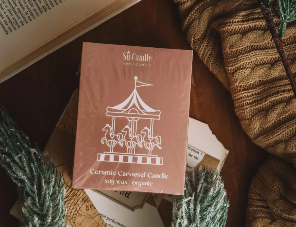 🕯 شمع سرامیکی کاروسل | ترکیب هنر، نوستالژی و رایحهای زمستونی شمع سرامیکی کاروسل ساخته شده از موم ۱۰۰٪ گیاهی سویا معطر با رایحه زمستونی Fresh & Spicy ساخته شده با اسانسهای طبیعی: یاس، وانیل و لوندر. در سه رنگ خاص : سفید یکدست، سفید/صورتی و سفید/طلایی با بستهبندی جعبهای مناسب هدیه. انتخابی لوکس برای شبهای زمستونی و هدیههای کریسمسی اندازه: قُطر ۹، ارتفاع ۱۲ سانت شمع سرامیکی کاروسل