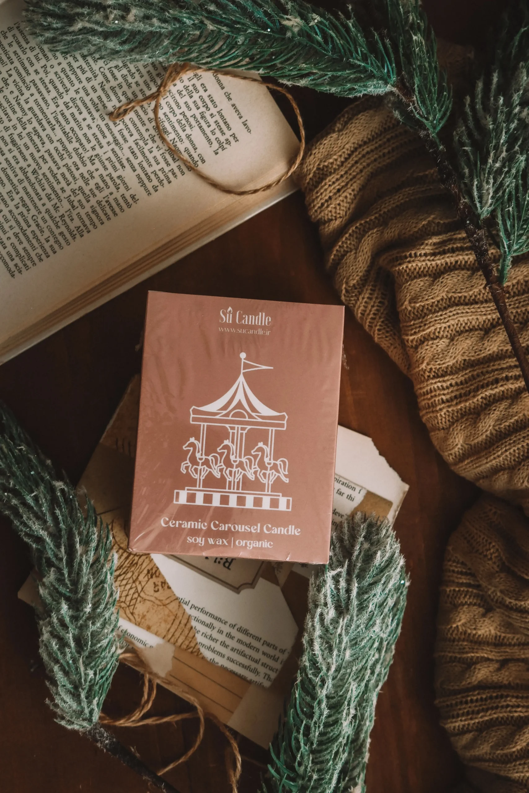 🕯 شمع سرامیکی کاروسل | ترکیب هنر، نوستالژی و رایحهای زمستونی شمع سرامیکی کاروسل ساخته شده از موم ۱۰۰٪ گیاهی سویا معطر با رایحه زمستونی Fresh & Spicy ساخته شده با اسانسهای طبیعی: یاس، وانیل و لوندر. در سه رنگ خاص : سفید یکدست، سفید/صورتی و سفید/طلایی با بستهبندی جعبهای مناسب هدیه. انتخابی لوکس برای شبهای زمستونی و هدیههای کریسمسی اندازه: قُطر ۹، ارتفاع ۱۲ سانت شمع سرامیکی کاروسل | شمع کریسمسی معطر با رایحه Fresh & Spicy