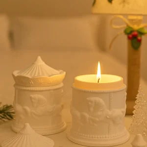 🕯 شمع سرامیکی کاروسل | ترکیب هنر، نوستالژی و رایحهای زمستونی شمع سرامیکی کاروسل ساخته شده از موم ۱۰۰٪ گیاهی سویا معطر با رایحه زمستونی Fresh & Spicy ساخته شده با اسانسهای طبیعی: یاس، وانیل و لوندر. در سه رنگ خاص : سفید یکدست، سفید/صورتی و سفید/طلایی با بستهبندی جعبهای مناسب هدیه. انتخابی لوکس برای شبهای زمستونی و هدیههای کریسمسی اندازه: قُطر ۹، ارتفاع ۱۲ سانت شمع سرامیکی کاروسل | شمع کریسمسی معطر با رایحه Fresh & Spicy