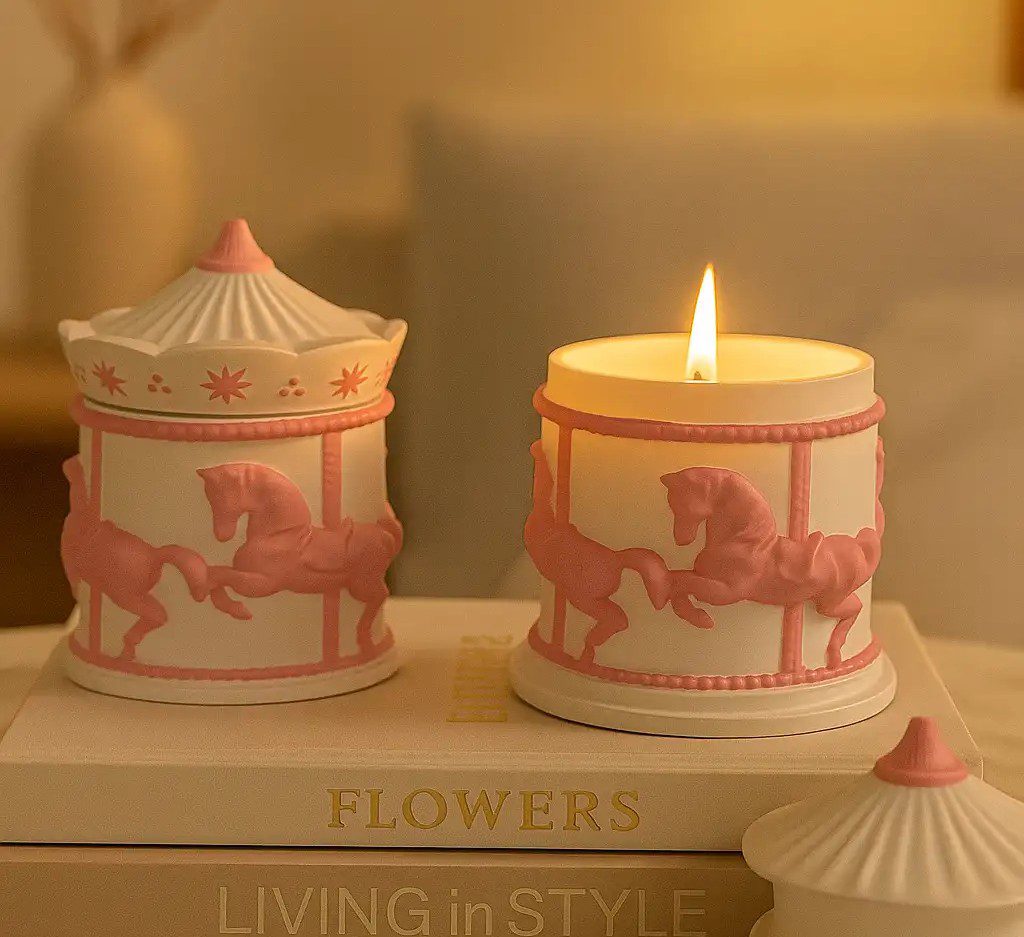 🕯 شمع سرامیکی کاروسل | ترکیب هنر، نوستالژی و رایحهای زمستونی شمع سرامیکی کاروسل ساخته شده از موم ۱۰۰٪ گیاهی سویا معطر با رایحه زمستونی Fresh & Spicy ساخته شده با اسانسهای طبیعی: یاس، وانیل و لوندر. در سه رنگ خاص : سفید یکدست، سفید/صورتی و سفید/طلایی با بستهبندی جعبهای مناسب هدیه. انتخابی لوکس برای شبهای زمستونی و هدیههای کریسمسی اندازه: قُطر ۹، ارتفاع ۱۲ سانت شمع سرامیکی کاروسل