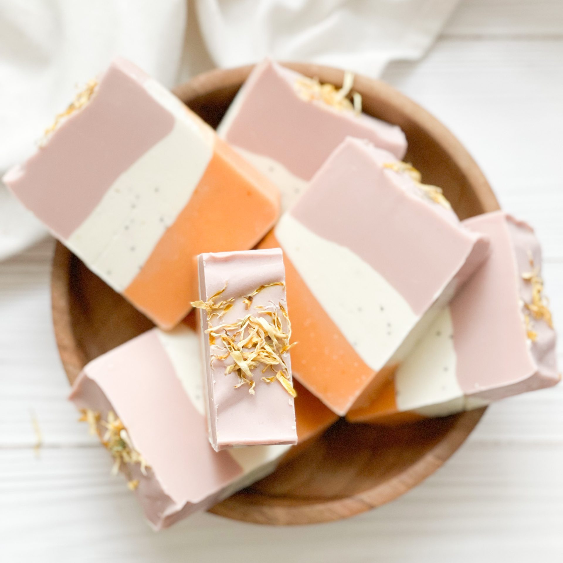 در این مقاله، بهصورت تخصصی، به بررسی کامل صابون کالاندولا، خواص آن، روش استفاده صحیح و اینکه چرا این صابون برای پوستهای حساس و اگزمایی بهترین گزینه است، میپردازیم. صابون کالاندولا