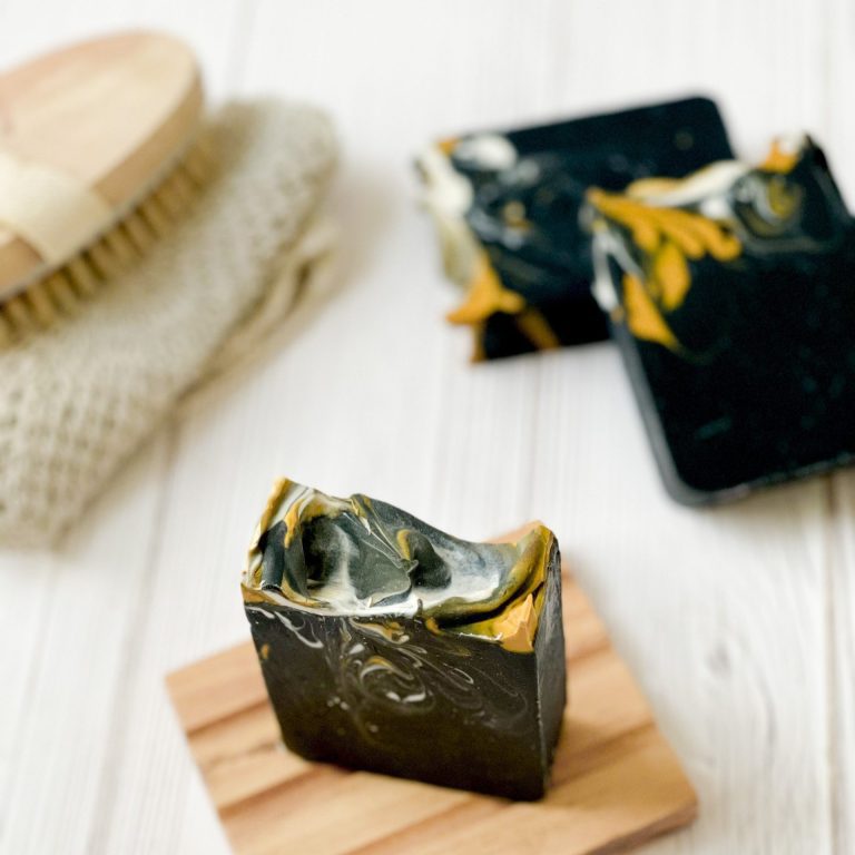 در این مقاله با جزئیات کامل به معرفی خواص این صابون، ترکیبات، فواید، نحوهی استفاده و تأثیر آن بر انواع مشکلات پوستی میپردازیم. صابون زغال فعال