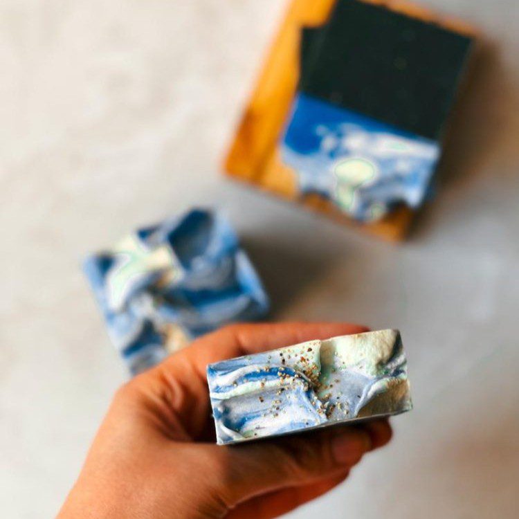 در این مقاله با جزئیات کامل به معرفی خواص این صابون، ترکیبات، فواید، نحوهی استفاده و تأثیر آن بر انواع مشکلات پوستی میپردازیم. صابون زغال فعال