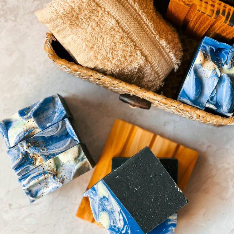 در این مقاله با جزئیات کامل به معرفی خواص این صابون، ترکیبات، فواید، نحوهی استفاده و تأثیر آن بر انواع مشکلات پوستی میپردازیم. صابون زغال فعال