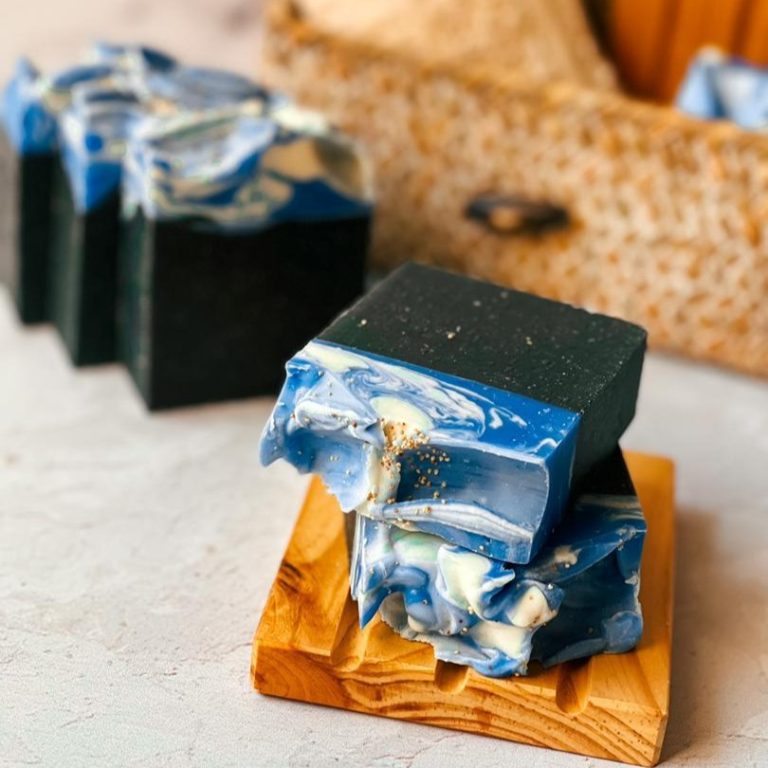 در این مقاله با جزئیات کامل به معرفی خواص این صابون، ترکیبات، فواید، نحوهی استفاده و تأثیر آن بر انواع مشکلات پوستی میپردازیم. صابون زغال فعال