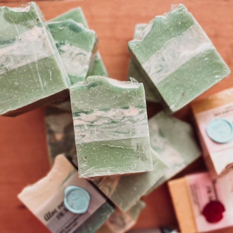 صابون آووکادو در این مقاله معرفی میشود تا با خواص آبرسانی، ضدپیری و شفافکنندهاش بیشتر آشنا شوید. صابون آووکادو