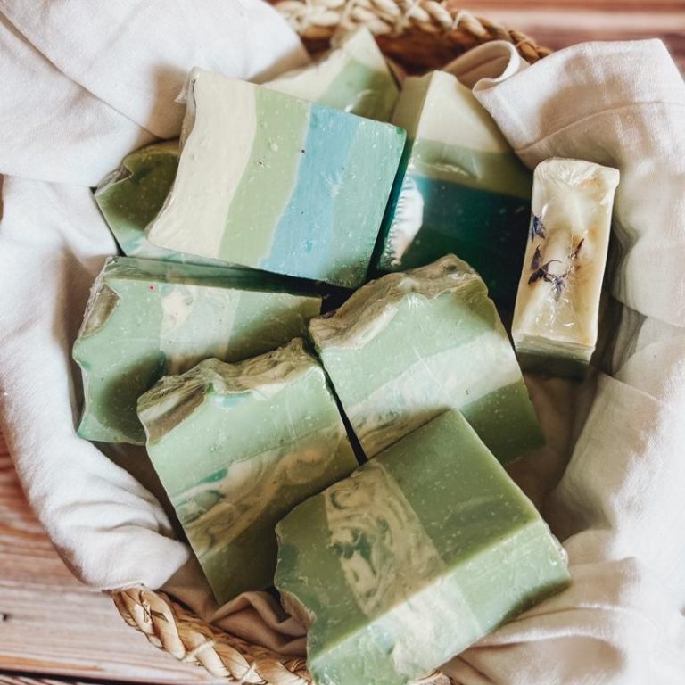 صابون آووکادو در این مقاله معرفی میشود تا با خواص آبرسانی، ضدپیری و شفافکنندهاش بیشتر آشنا شوید. صابون آووکادو